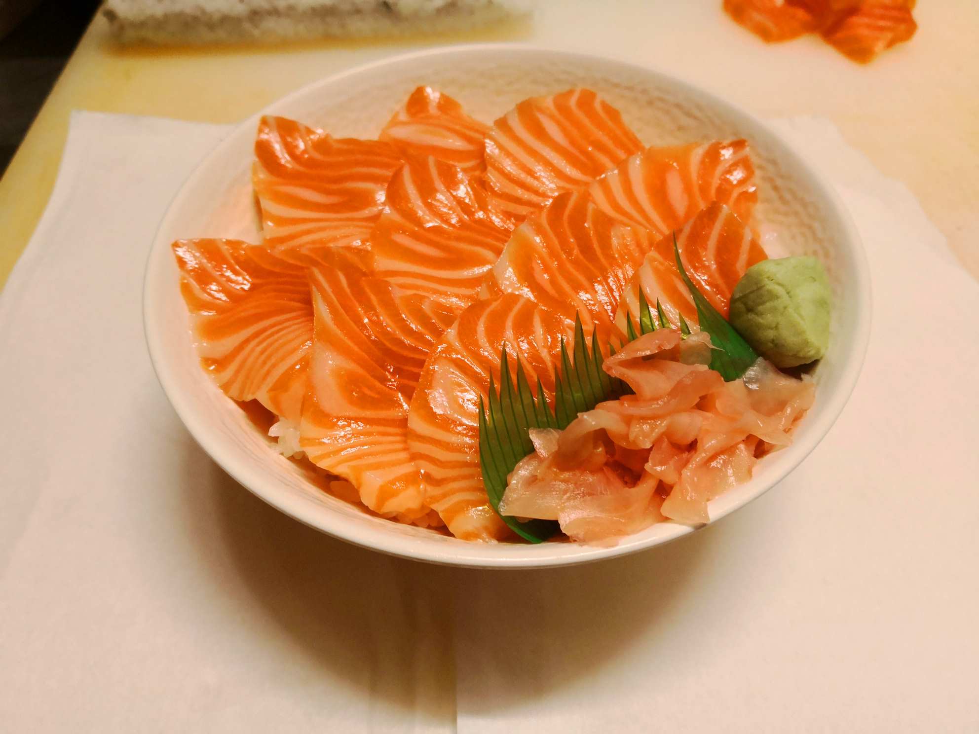 Chirashi de saumon, riz vinaigré et saumon frais en bol