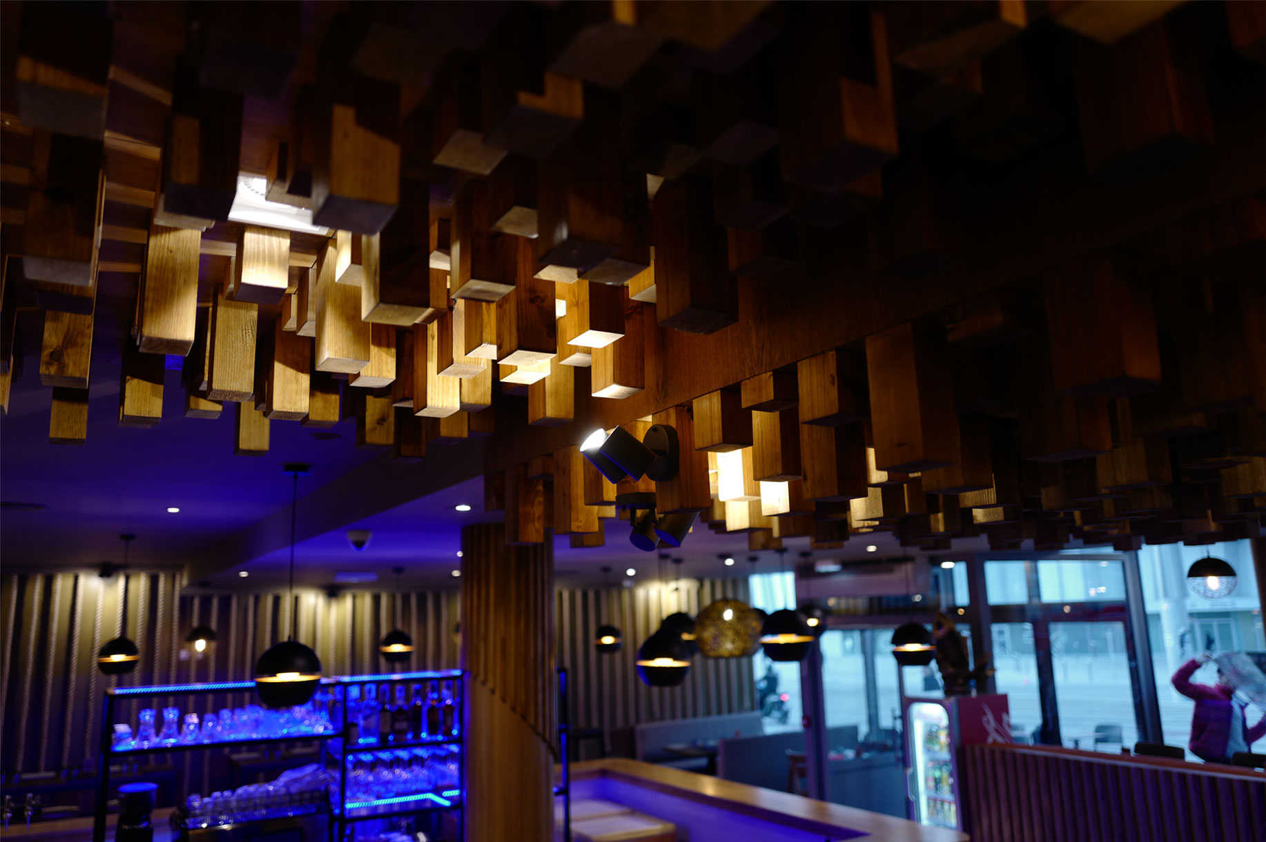 La salle du restaurant Yayami, plafond en blocs de bois et comptoir