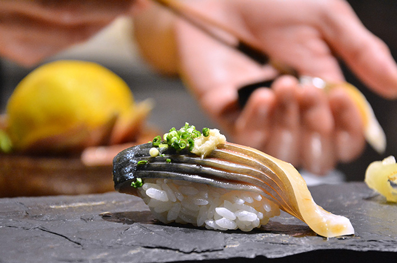 Nigiri de maquereau préparé au comptoir, mains du chef